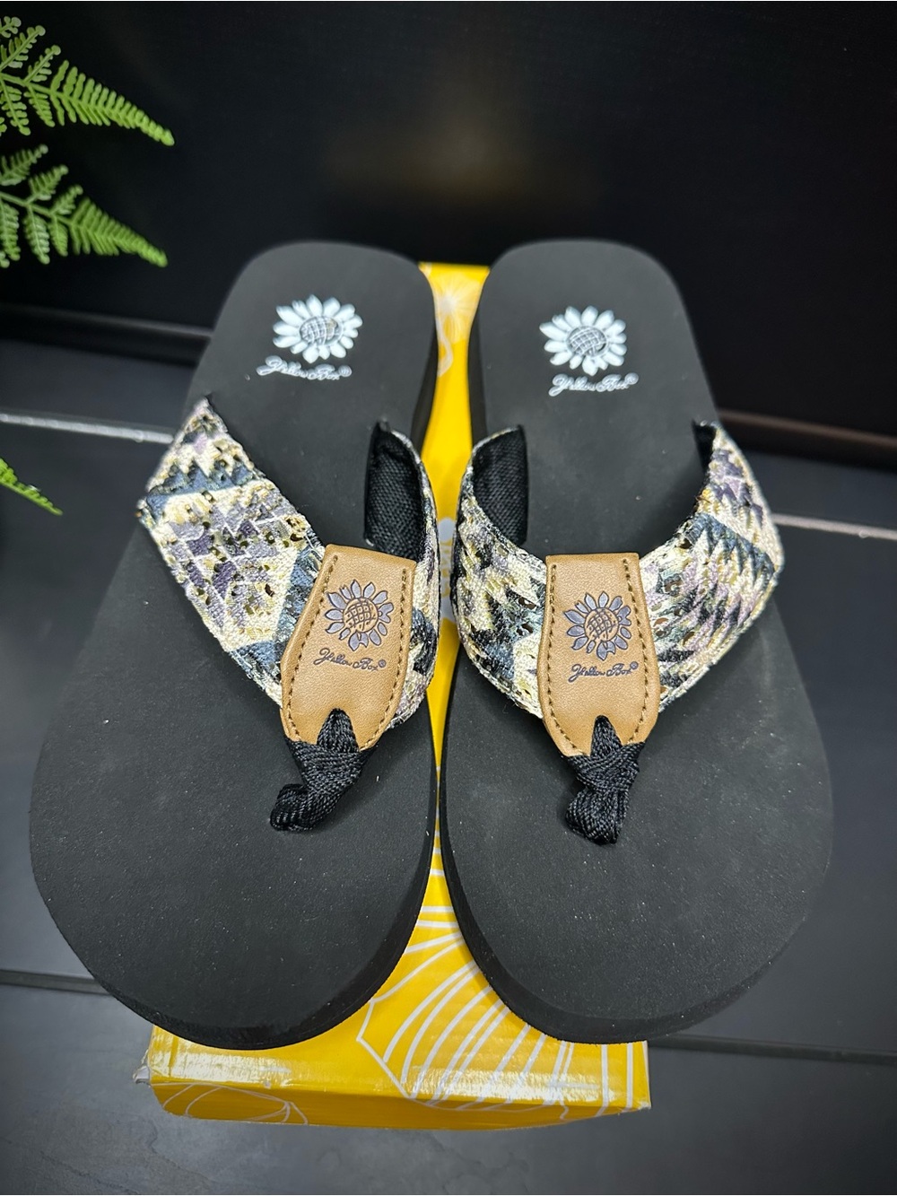 Yellow Box Kaden Grey Flip Flop Sandals size 8.5 women's - Picture 4 of 8